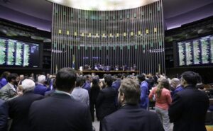 Plenário da Câmara dos Deputados durante sessão de votação, com parlamentares reunidos e painéis eletrônicos exibindo resultados.